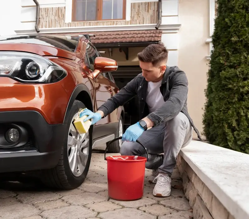 Lavage auto à domicile Les Estables : professionnel intervenant sur un véhicule